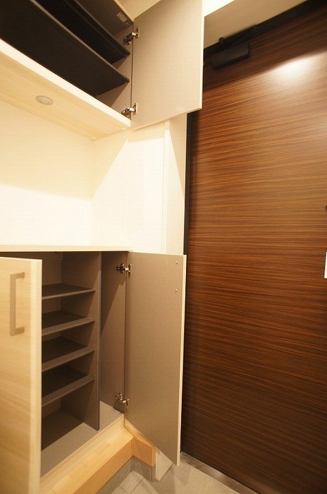 玄関　上下に分かれた玄関収納