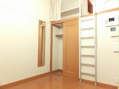 収納　天井まで続く大容量の収納スペースです。