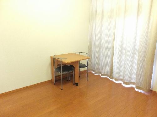 居室・リビング　備え付きのテーブルは折りたたむことが出来ます。