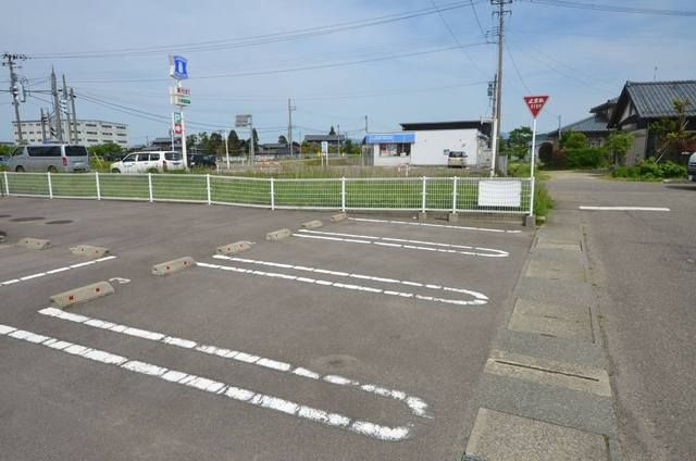 【三条市西中のアパートの駐車場】