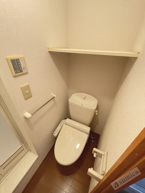 トイレ　人気アイテムの温水洗浄便座。清潔感のあるトイレです。