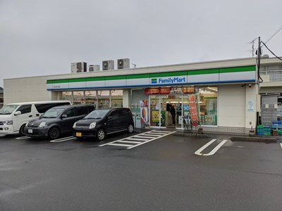 コンビニ　ファミリーマート（コンビニ）まで215m