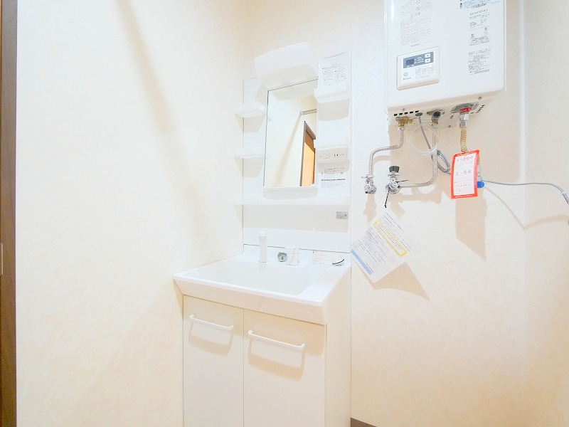 洗面設備　忙しい朝にうれしいシャンプードレッサー付きです♪