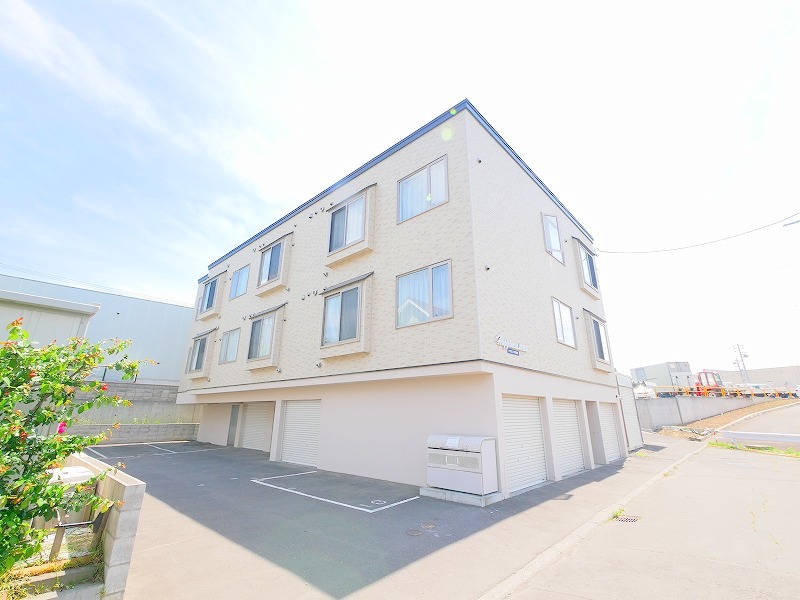 建物外観　閑静な住宅地に建つお部屋です♪