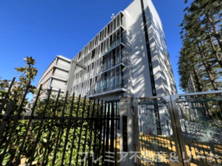 中学校　港区立小中一貫教育校赤坂学園赤坂中学校（中学校）まで425m