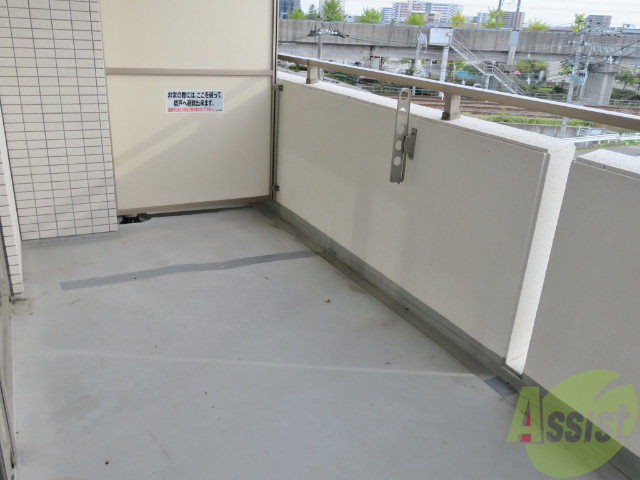 バルコニー　バルコニー。洗濯物がはかどりそうな広さがありますよ。