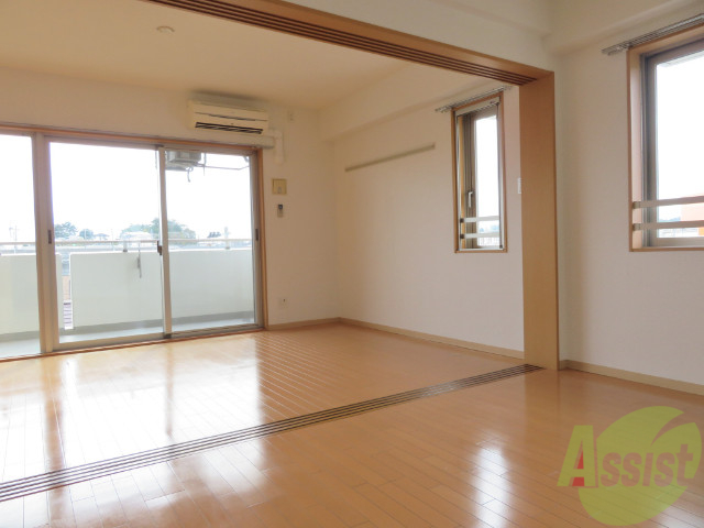 居室・リビング　６．７帖のダイニングキッチンです。戸を開けると開放的。