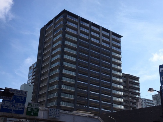 岡山市北区中山下のマンションの建物外観