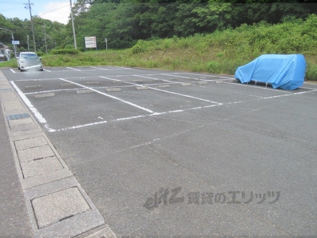 【ライフステージ広瀬安岡１の駐車場】