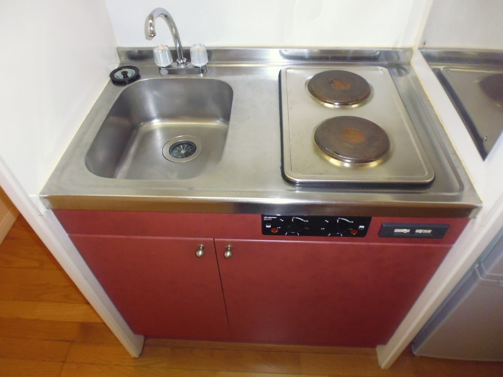 キッチン　２口の電熱コンロ付。