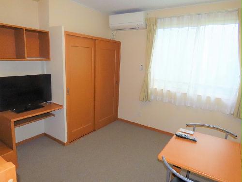 居室・リビング　カーテンやテーブル、テレビも備え付けです