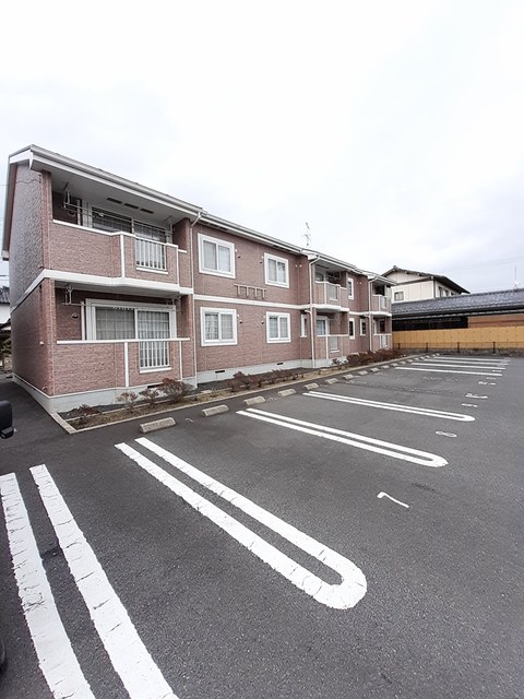 【出雲市西平田町のアパートの駐車場】