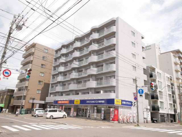 札幌市中央区南十一条西のマンションの建物外観