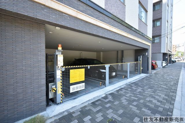 【ラルウェンディ縮景園前イーストの駐車場】