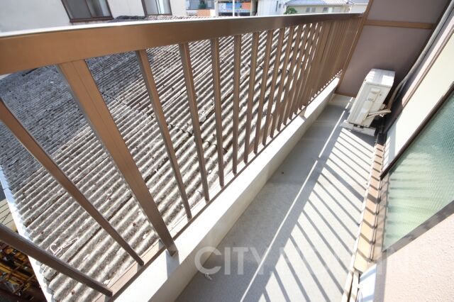 バルコニー　※モデルルームで、家具は展示用です。