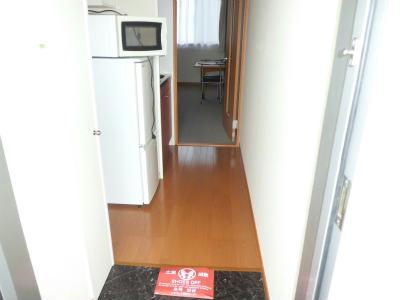 玄関　奥の居室はカーペット敷です。