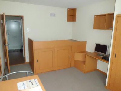 居室・リビング　腰高サイズの頑丈なベッド付き。