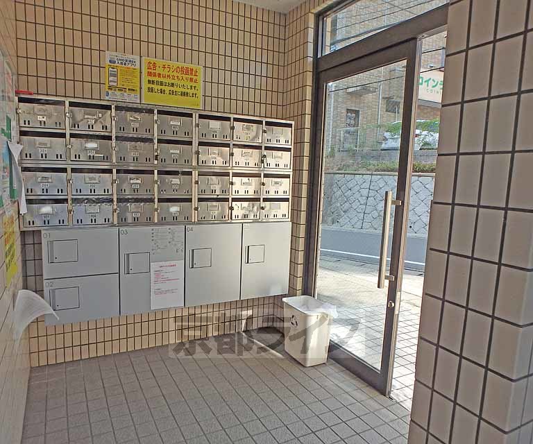 【京都市北区上賀茂二軒家町のマンションのロビー】