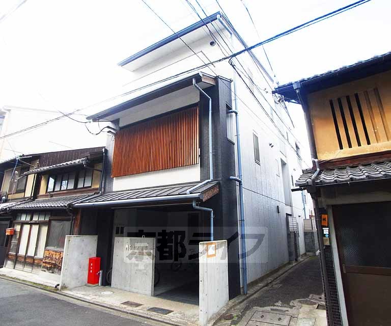 京都市東山区山城町のマンションの建物外観