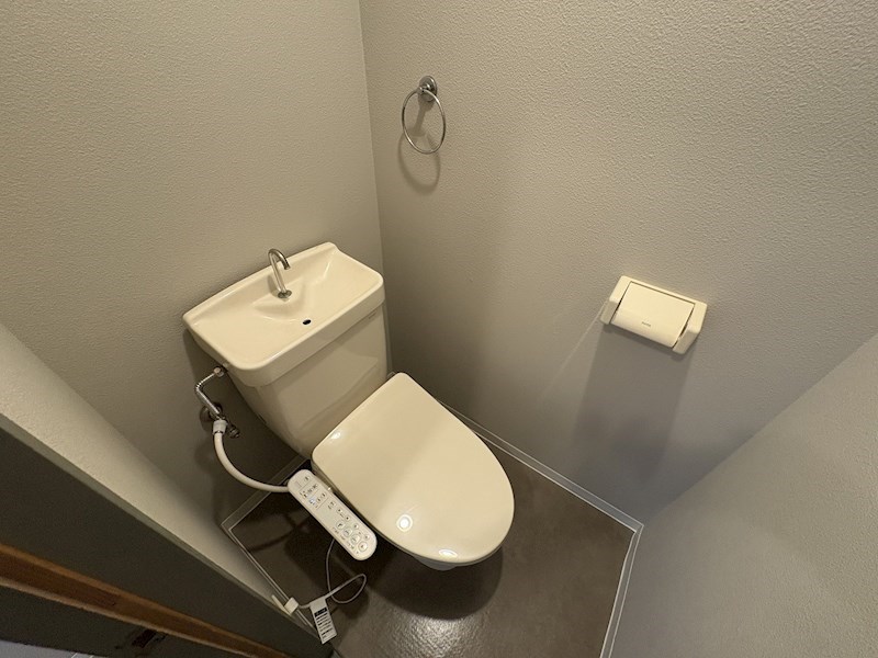 トイレ　温水洗浄便座も付いて清潔なトイレ