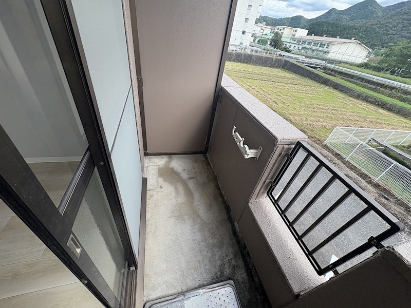 バルコニー　南向きのバルコニーですので、陽当たり良好です。