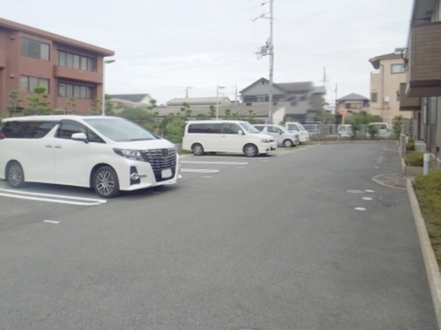 【岸和田市吉井町のアパートの駐車場】