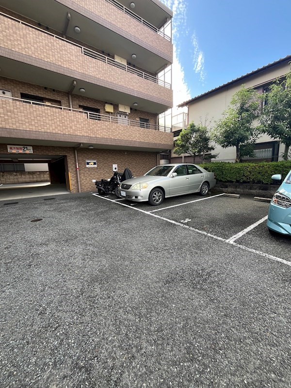 【豊中市稲津町のマンションの駐車場】