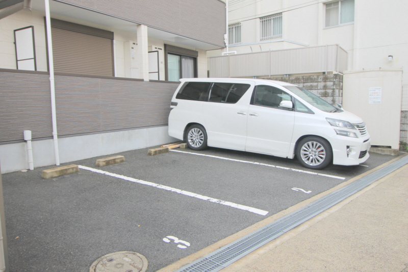 【豊中市上新田のアパートの駐車場】