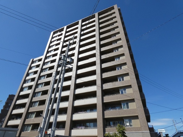 サーパス松南参番館の建物外観