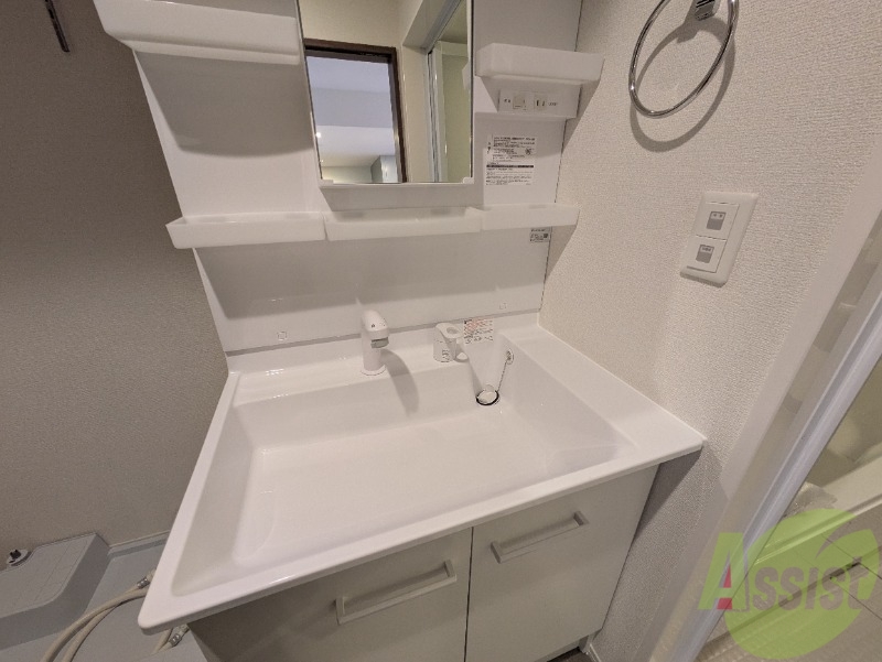 洗面設備　洗面所には小物を置くスペースと鏡が付いています。