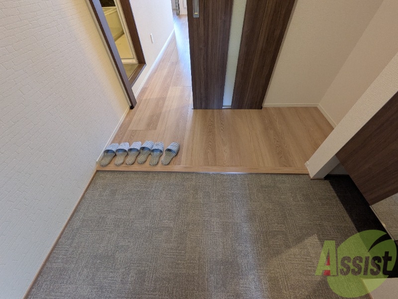 玄関　玄関には姿見があるのでお出かけ前に身だしなみの確認が出来ます