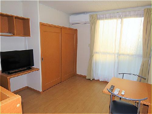 居室・リビング　カーテンやテーブル、テレビも備え付けです