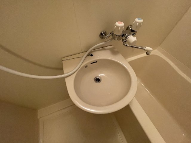 洗面設備　明るい洗面所です