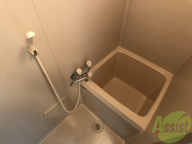 バス・シャワールーム　バスルームは狭すぎず、シャワーも浴びやすそうです。