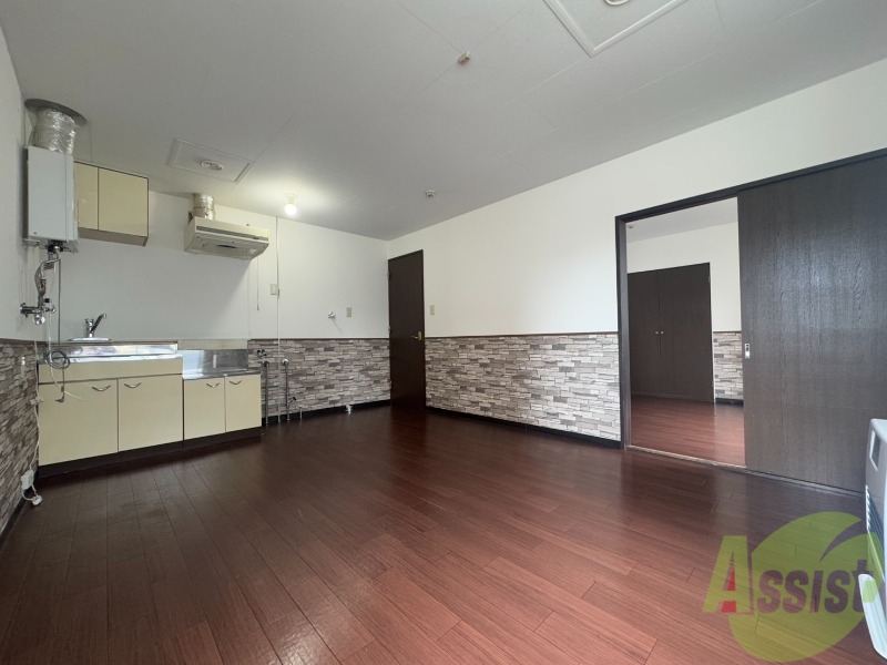 居室・リビング　フローリングと壁のカラーが明るい雰囲気ですね！