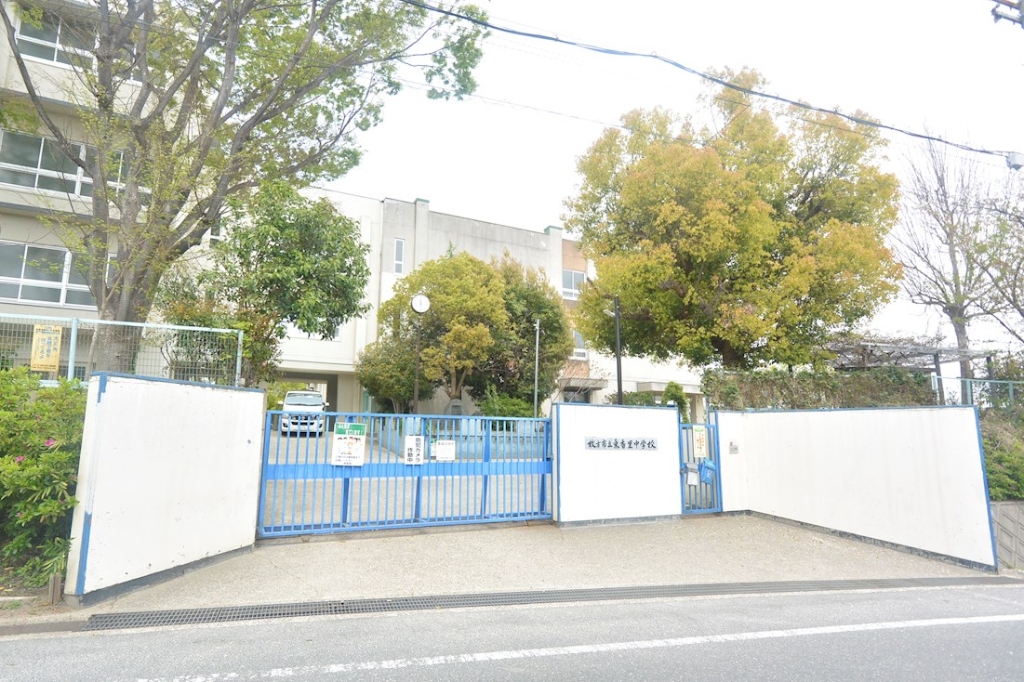 中学校　枚方市立東香里中学校（中学校）まで592m