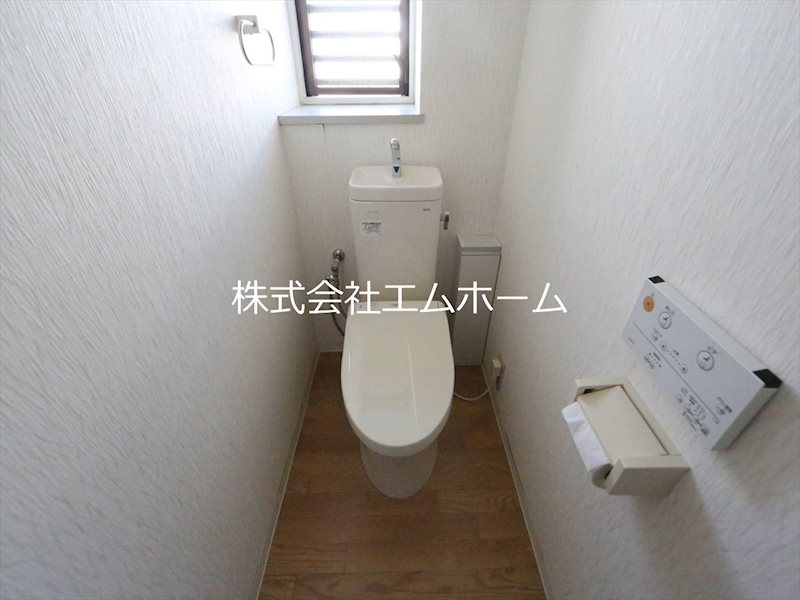 トイレ　温水洗浄暖房便座付トイレ　窓付（換気良好）