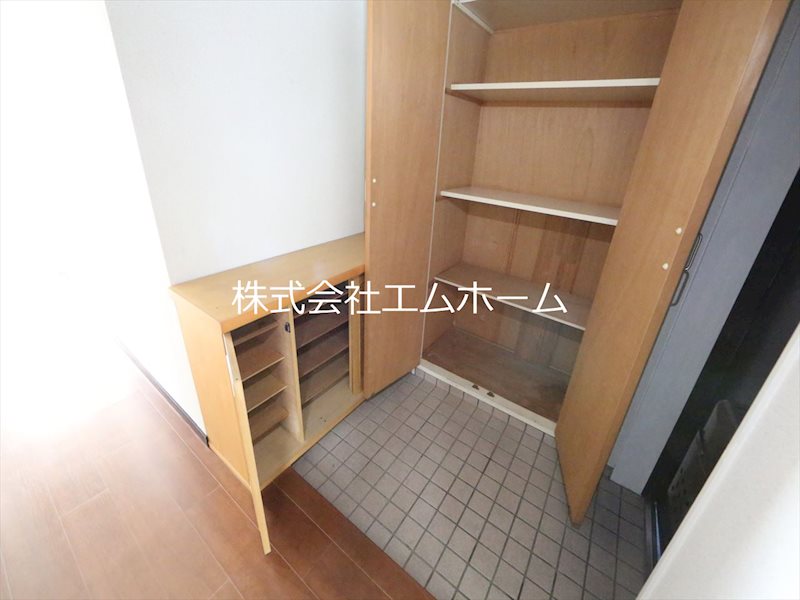 玄関　玄関　シューズボックス付プラス収納付