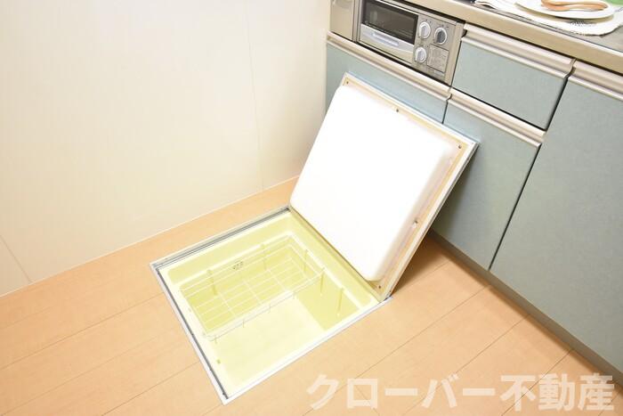 収納　床下収納