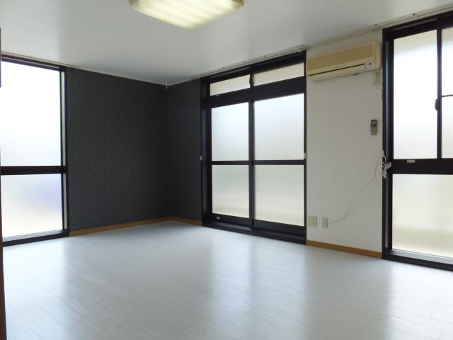 居室・リビング　角部屋なので２面に窓あります