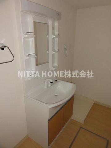 洗面設備　シャワー付き洗面化粧台で身支度はバッチリ◎