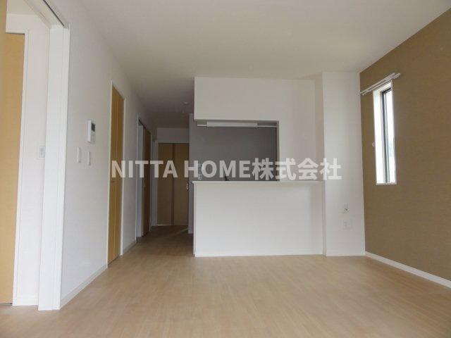 居室・リビング　カウンターキッチンを採用している１３．５帖のリビング◇