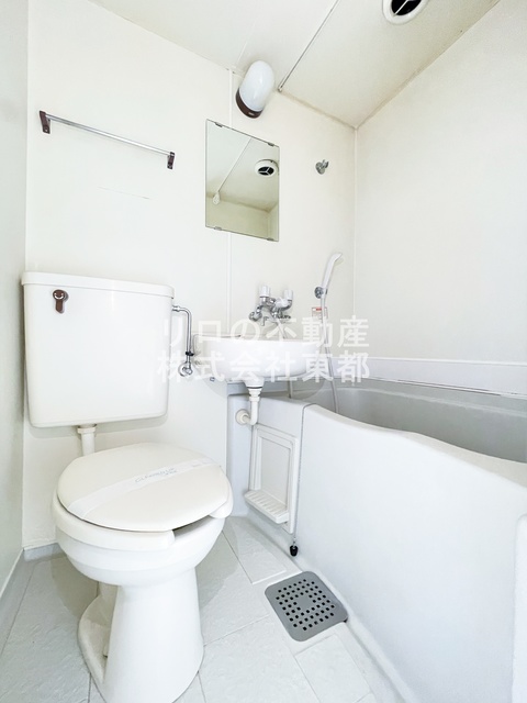 トイレ　白基調で清潔感のあるトイレです♪