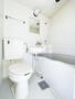 トイレ　白基調で清潔感のあるトイレです♪