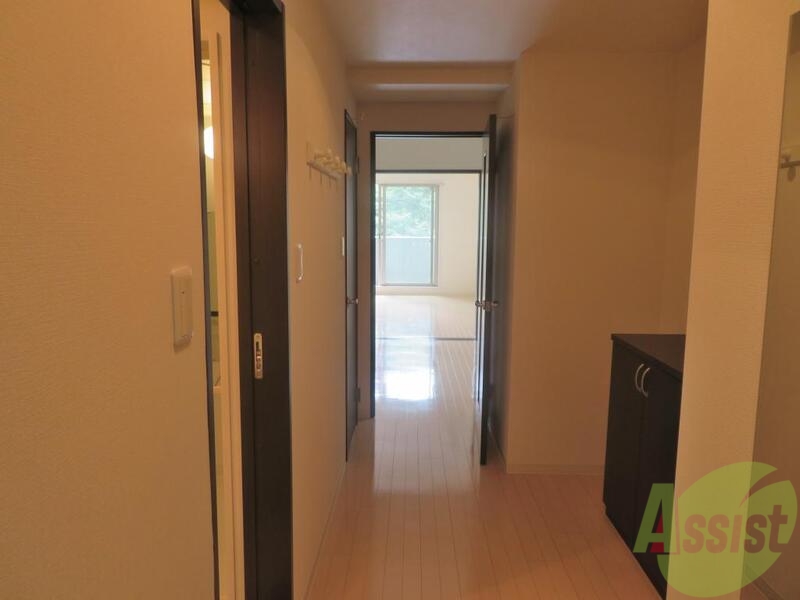 玄関　扉を開けていると玄関にバルコニーの明かりが見えます。