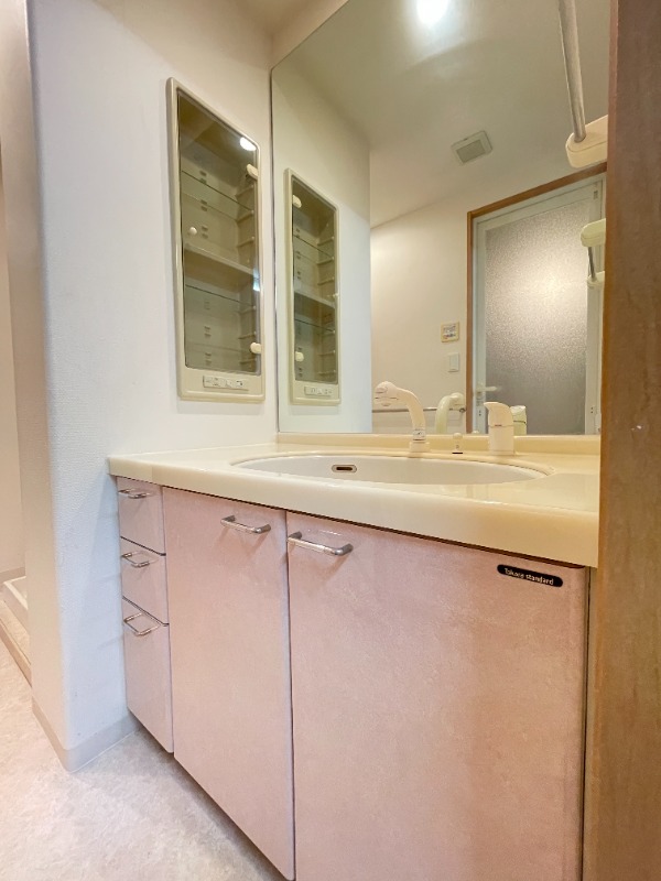 洗面設備　大きな鏡とたっぷり収納で毎日いい気分ですね！