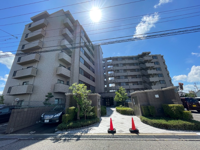 建物外観　余裕を感じさせる豊かな緑が素敵です♪