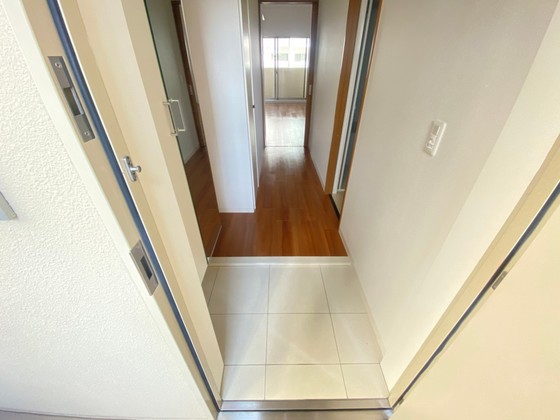 玄関　※別部屋の写真です