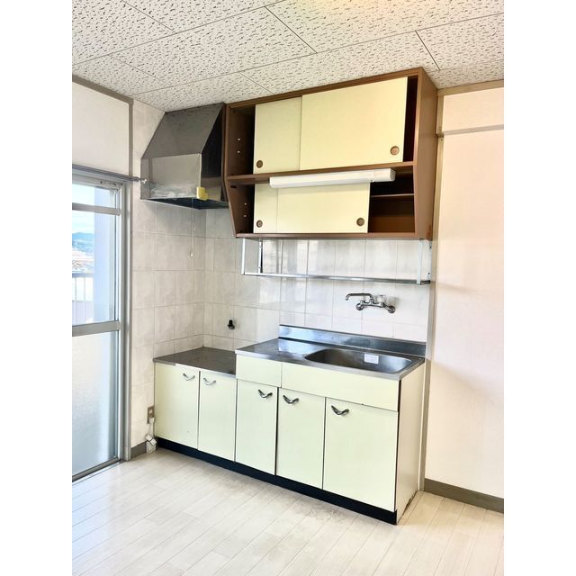 キッチン　上下収納あり！