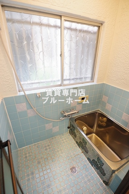 バス・シャワールーム　窓が大きく換気良好！